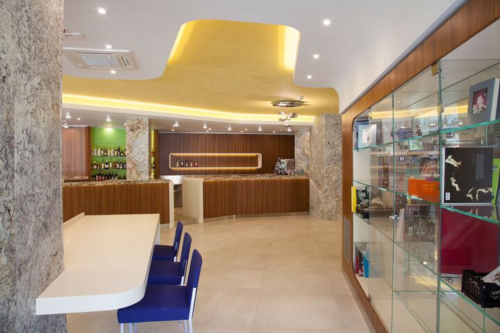 Lounge 127 of 153