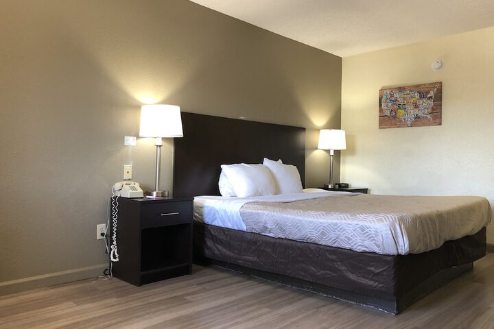 1 King Bed (11 of 16)