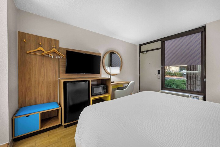 1 Queen Bed (2 of 7)
