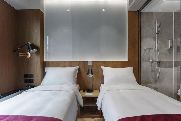 Room 16 of 33