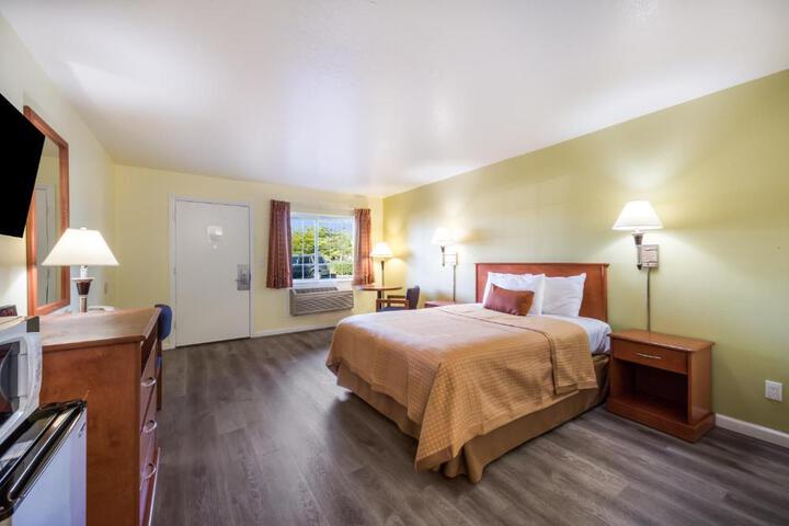 1 Queen Bed (12 of 18)