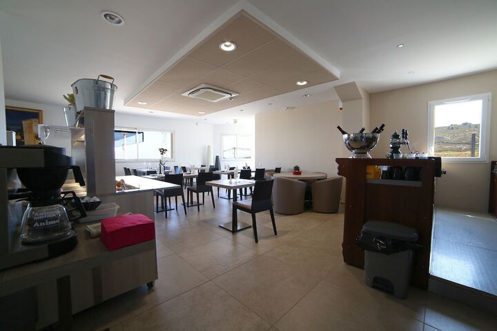 Lounge 50 of 64