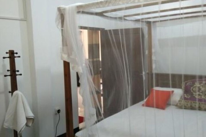 Room 4 of 10