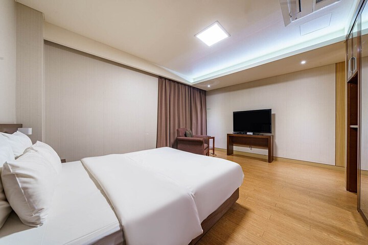 Room 9 of 37