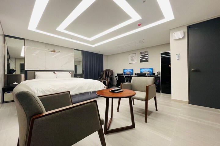 Room 33 of 48