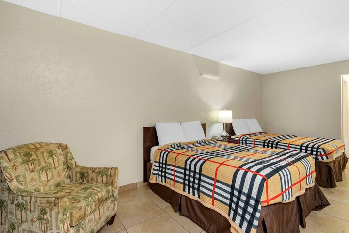 2 Double Beds (2 of 16)