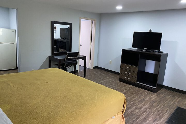 Business King Bed (2 of 9)