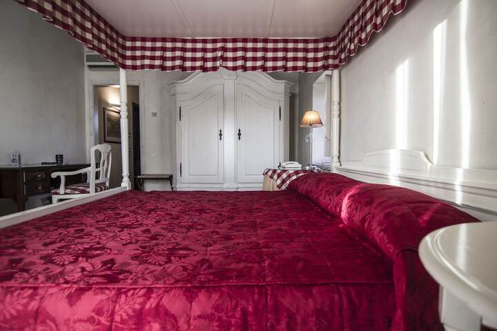 Room 7 of 27
