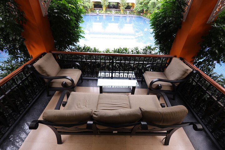 Lounge 30 of 41
