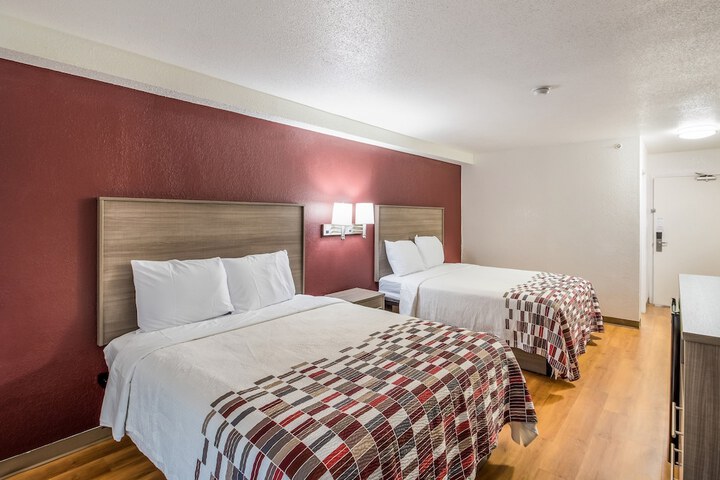 1 Queen Bed (11 of 14)