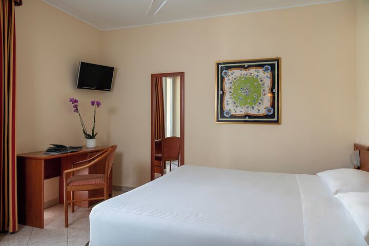 Room 16 of 128