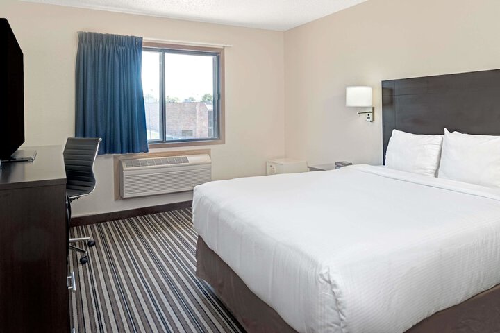 1 Queen Bed (8 of 10)