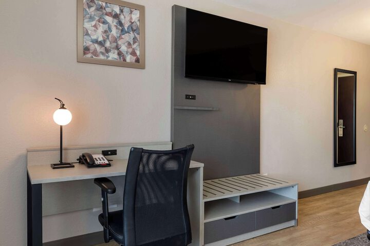 1 King Accessible Bathtub Microwave and Refrigerator WiFi Full Breakfast (14 of 14)