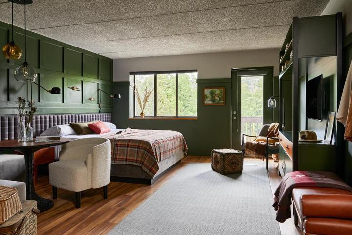 Deluxe King Bed Patio (1 of 9)