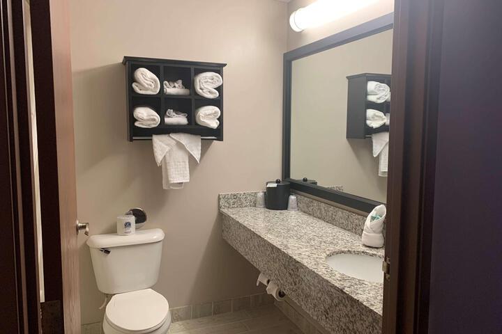 2 Queen Beds Microwave and Refrigerator Work Desk WiFi Full Breakfast (9 of 24)