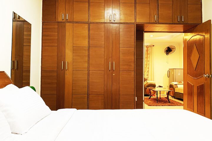 Room 4 of 11