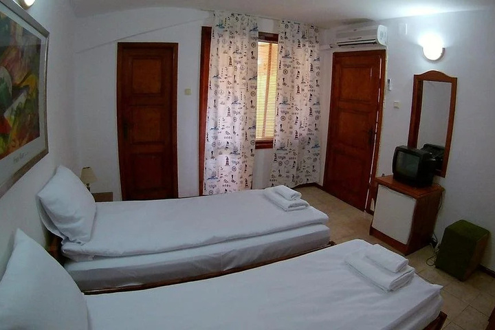 Room 10 of 12