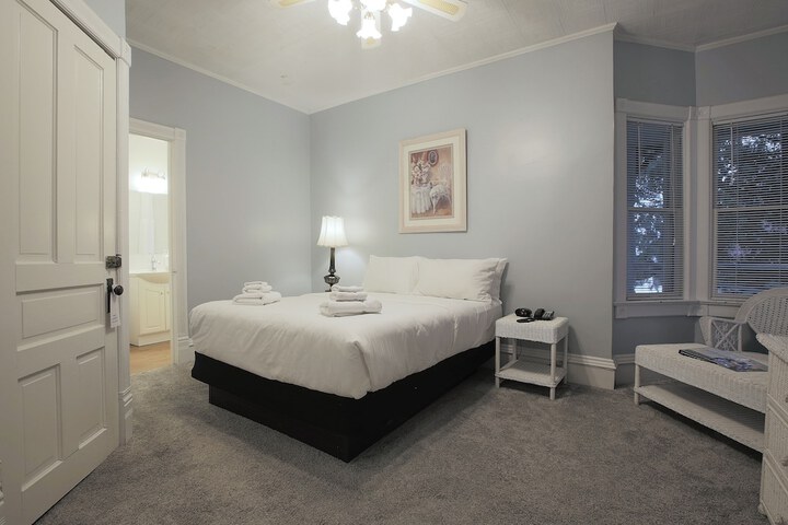 1 Queen Bed (12 of 13)