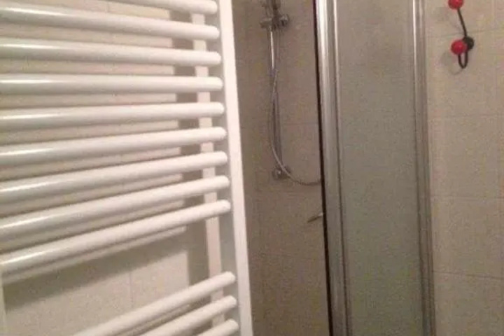 Room 6 of 9