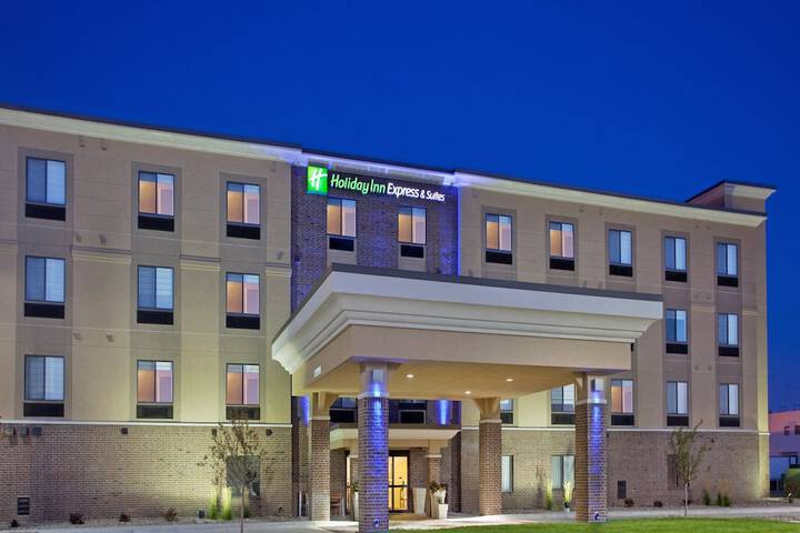 Holiday Inn Express & Suites Airport - Lincoln, an IHG Hotel