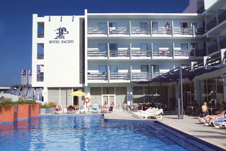 Hotel Pool