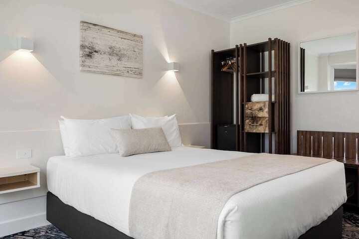 Room 28 of 68