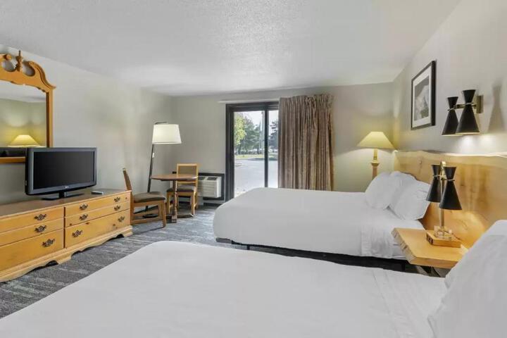 2 Queen Beds (1 of 13)