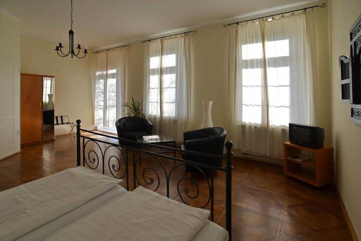 Room 5 of 33