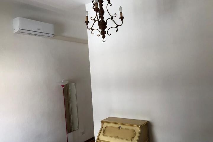 Room 6 of 14