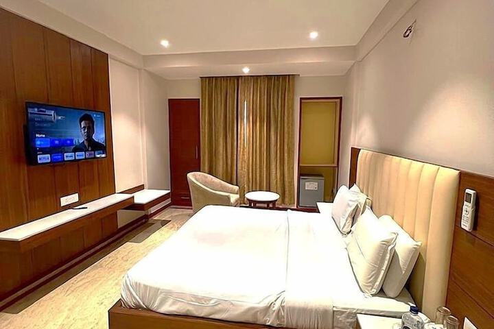 Room 17 of 34