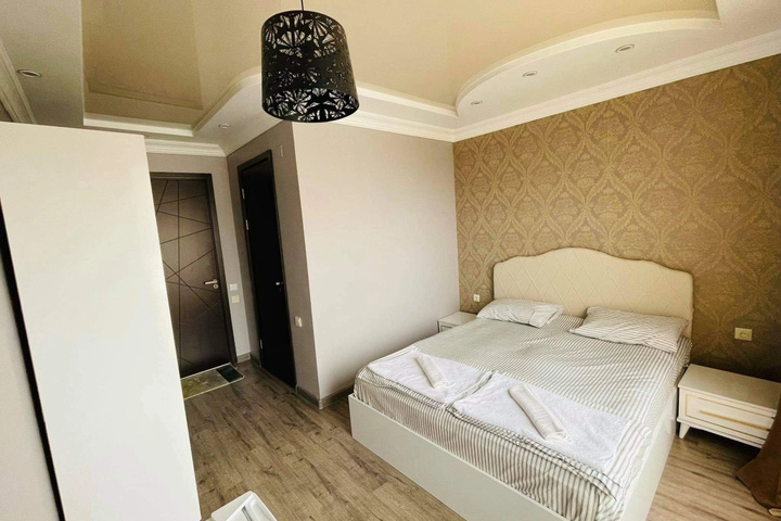 Room 4 of 9