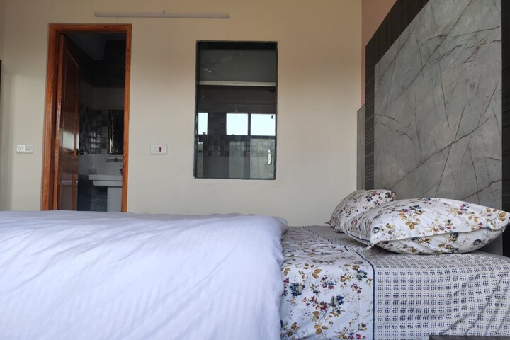 Room 4 of 7