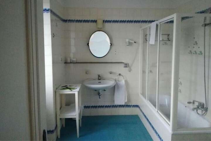 Room 28 of 49