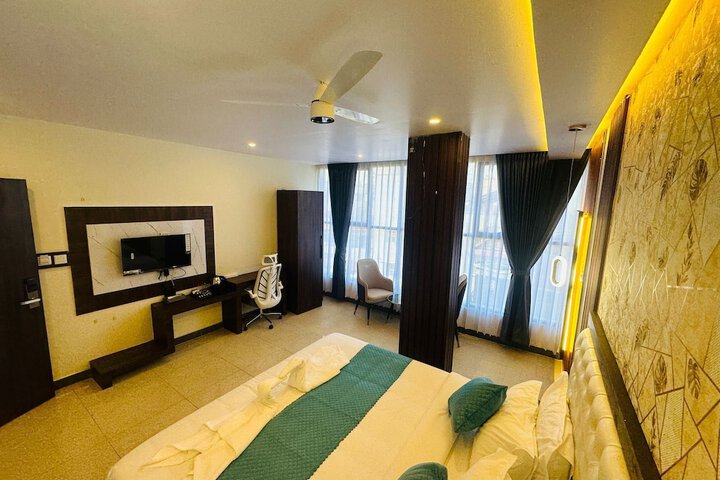 Room 11 of 30