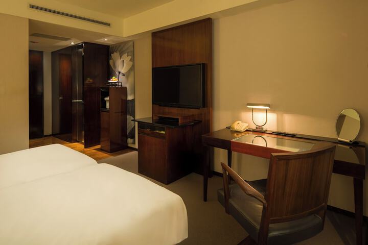 Room 27 of 61