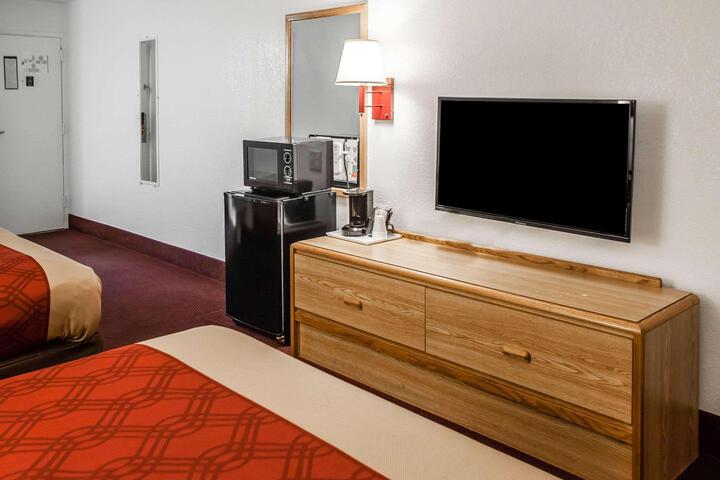2 Queen Beds (6 of 10)