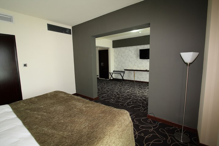 Room 19 of 144