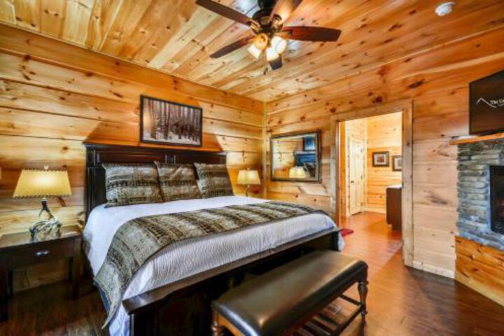 Foxwood Mansion Cabin in Pittman Center, TN