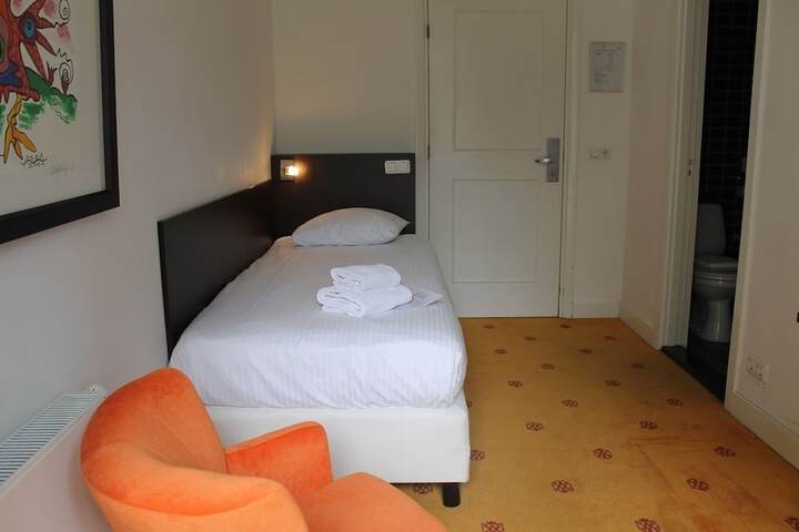 Room 5 of 48
