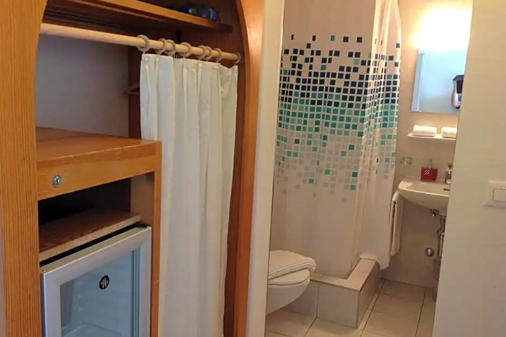 Room 9 of 22