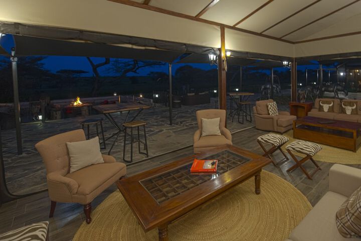 Lounge 28 of 44