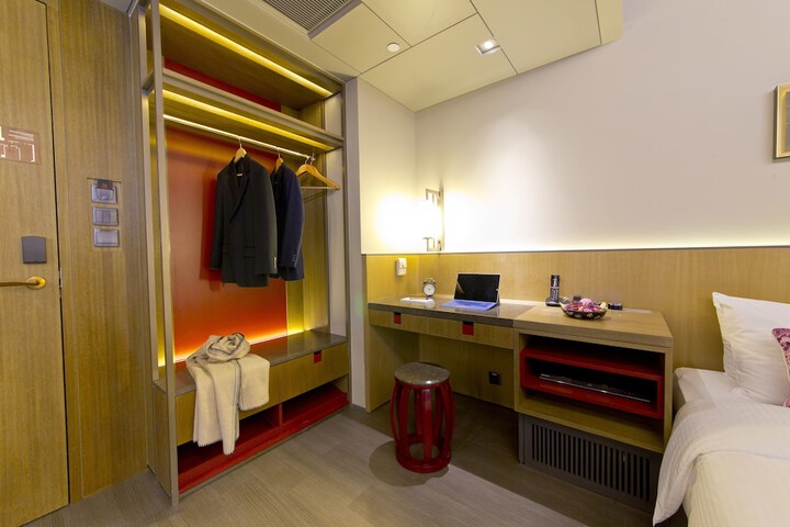 Room 16 of 36