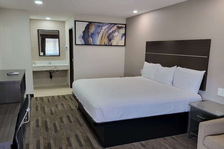 1 King Bed (4 of 14)