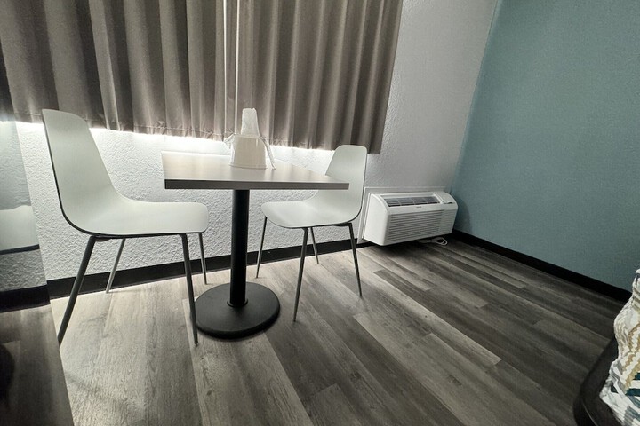 Room 32 of 61