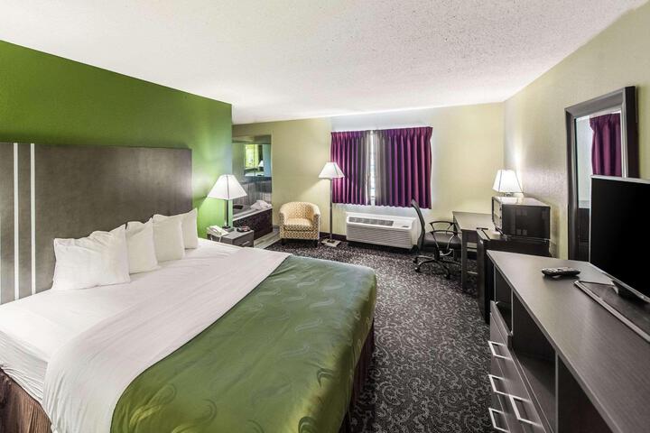 1 King Bed (4 of 9)