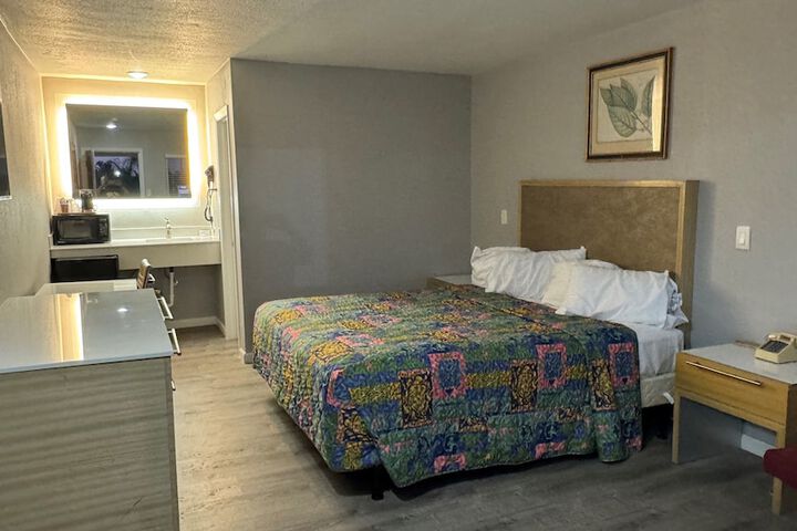 Room 6 of 17