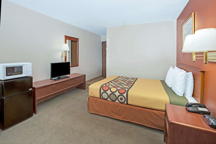 1 Queen Bed (8 of 18)