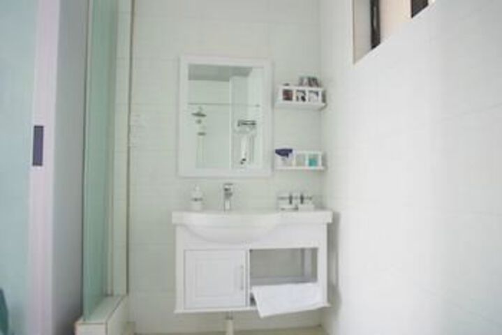 Room 4 of 76
