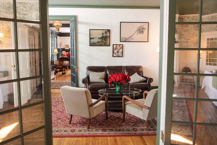 Lounge 49 of 61