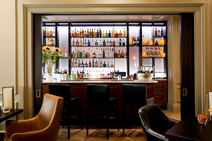 Lounge 102 of 124